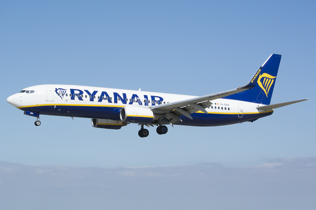 Ryanair_Boeing_737-800_EI-EBX (1)